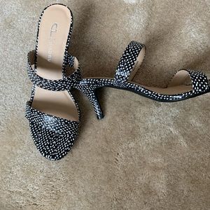 NWOT CL by LAUNDRY black and white sandal